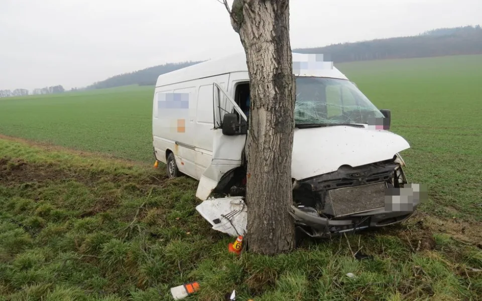 Dodávka a osobák začaly na Šternberské ve stejný čas předjíždět kolonu. Výsledkem byl náraz do stromu