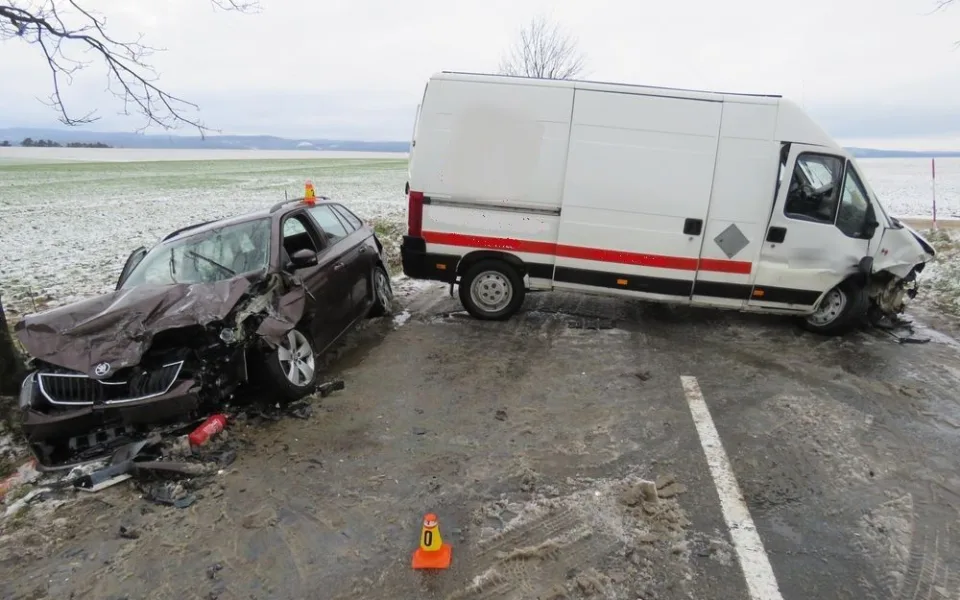 Na zasněžené silnici se při střetu dodávky s osobním autem zranili tři lidé