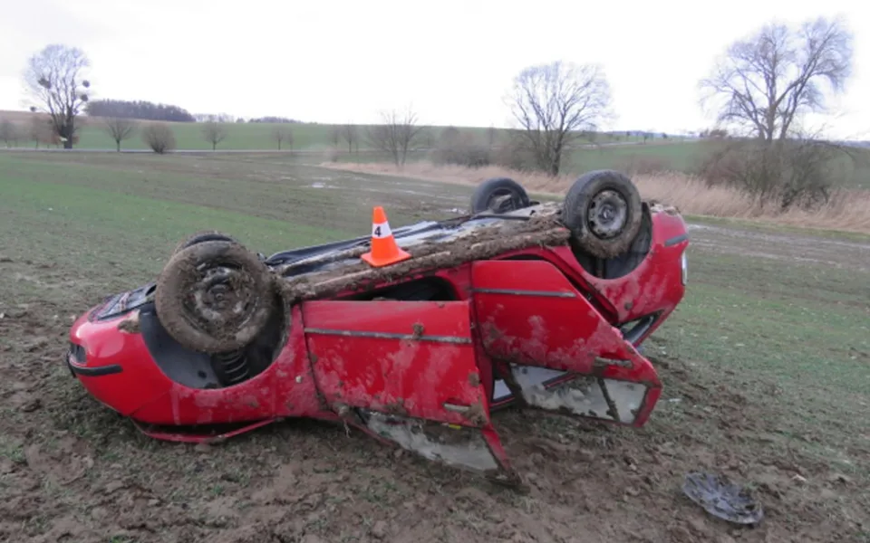 19letá řidička převrátila auto na střechu, ona i mladší spolujezdkyně skončily v nemocnici