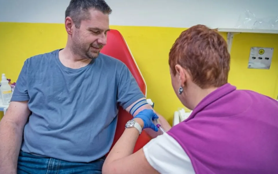 Šest mužů na Štědrý den darovalo krev, aby pomohli ženě bojující s leukémií