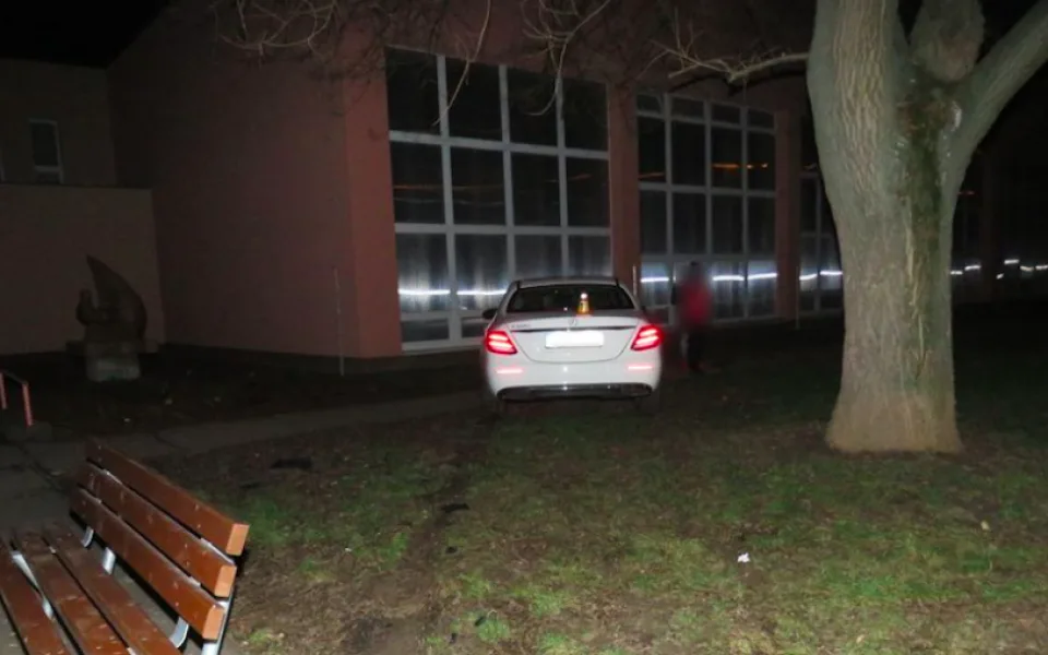 Řidička se rozhodla ujet policistům, před základní školou neuřídila svůj Mercedes a havarovala