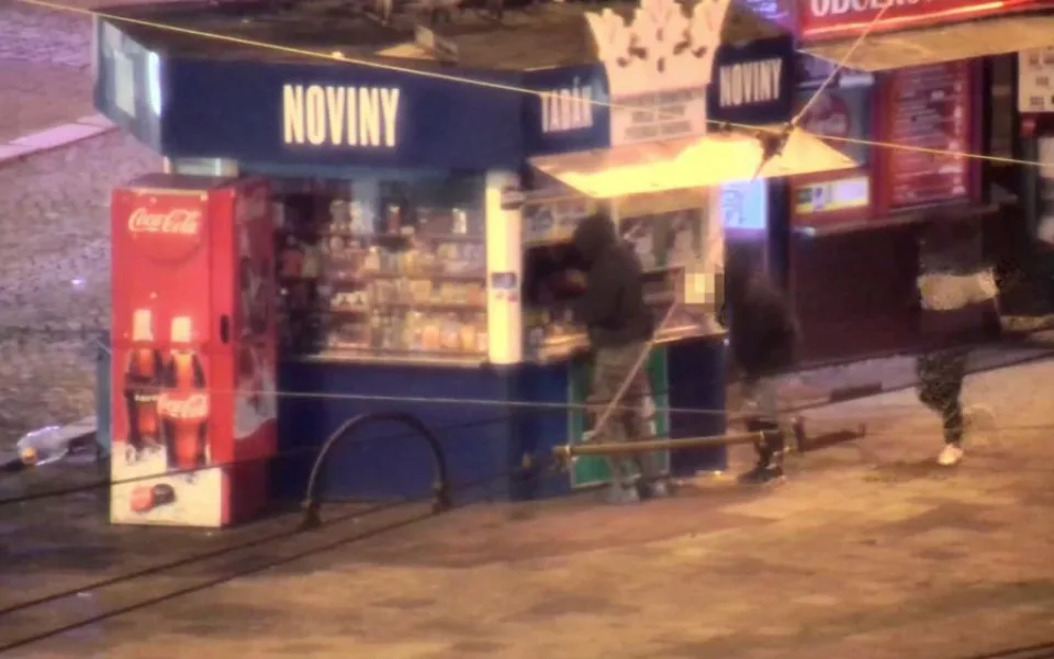 VIDEO: Mladíci se vloupali do novinového stánku na náměstí Hrdinů, za půl minuty je měla policie