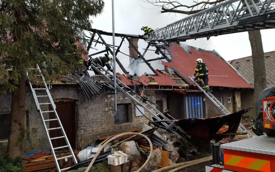 U požáru rodinného domu zasahovaly čtyři jednotky hasičů