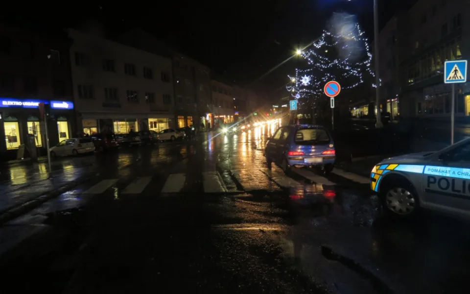 Senior srazil dva chodce na přechodu, přehlédl je