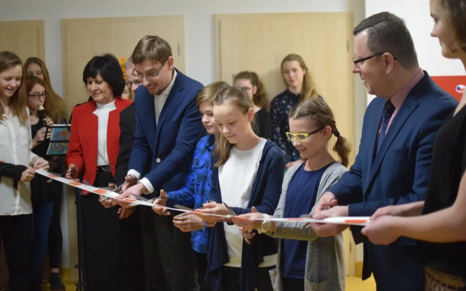 Slavnostní přestřižení pásky zástupci města, ředitelkou školy a žáky