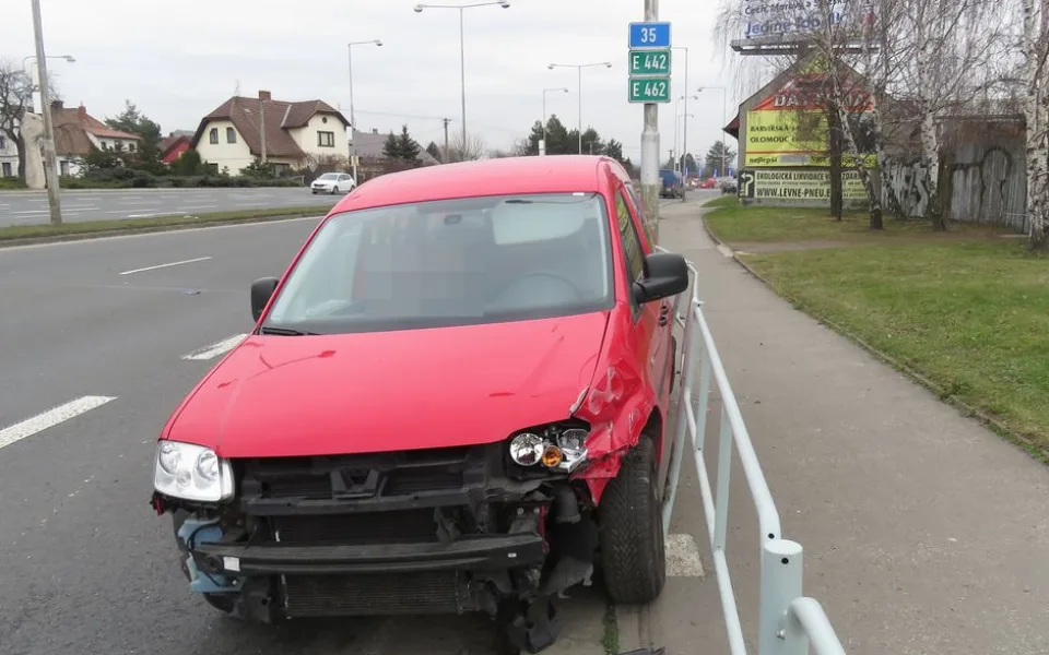 Na křižovatce u Resortu Hodolany se bouralo, seniorka nerespektovala červenou na semaforu