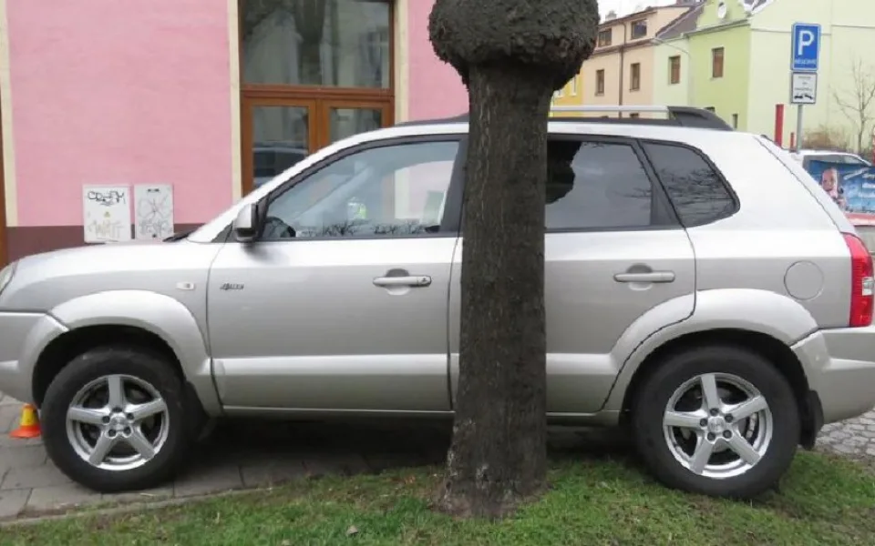 Opilý řidič v Olomouci se chtěl vyhnout střetu s autobusem, místo toho srazil ženu na chodníku