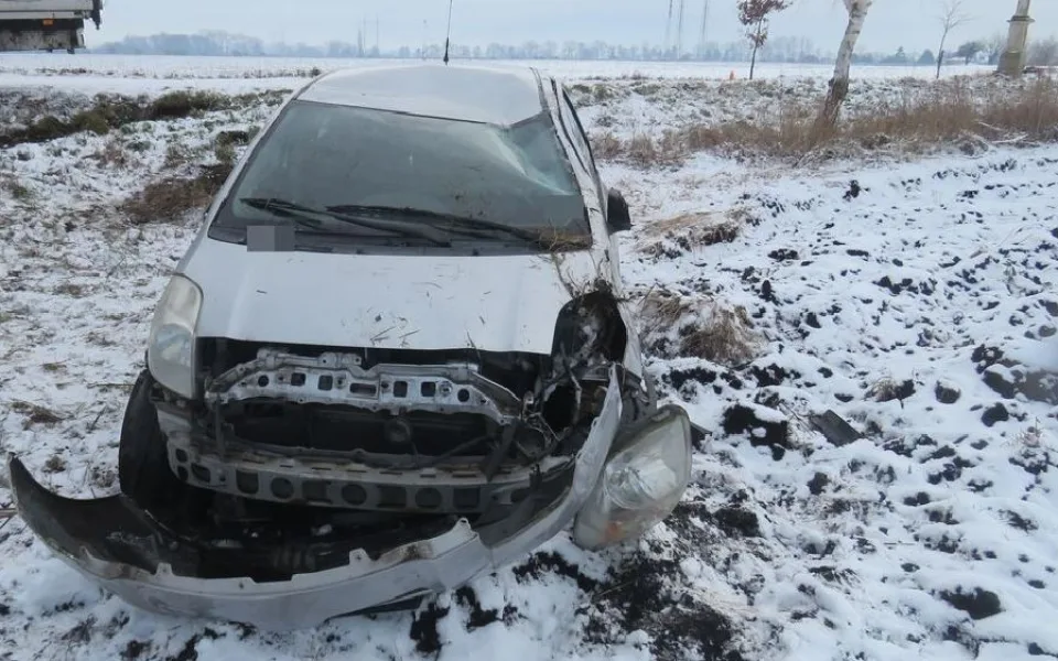 Pětašedesátiletá řidička jela příliš rychle, dostala smyk a otočila auto na střechu