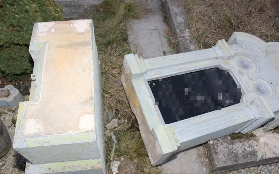 FOTO: Vandal za dva dny poničil jedenáct náhrobků na hřbitově ve Slatinicích