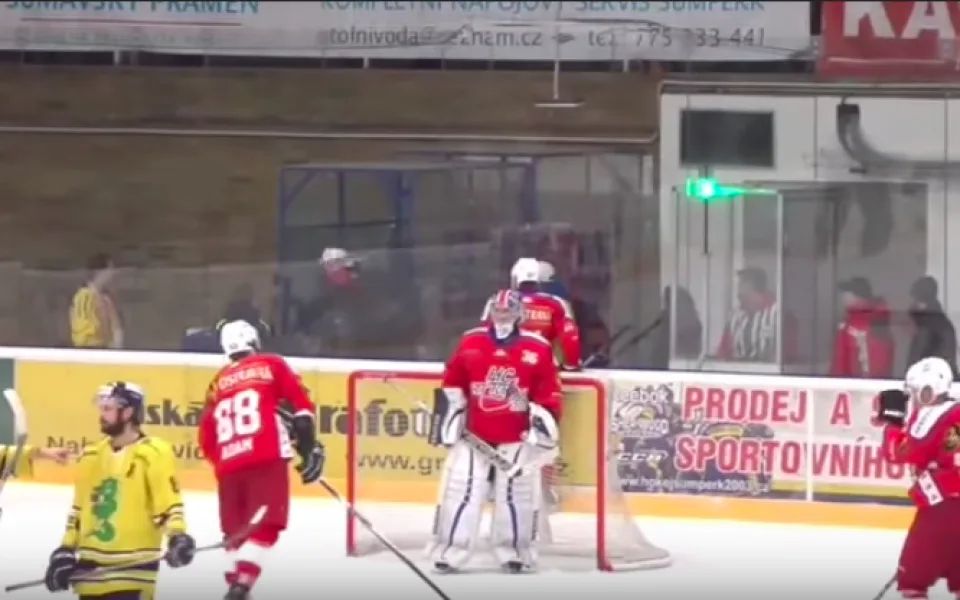 VIDEO: Porubský hokejista při utkání v Šumperku při odchodu do šaten hrubě napadl procházejícího fanouška