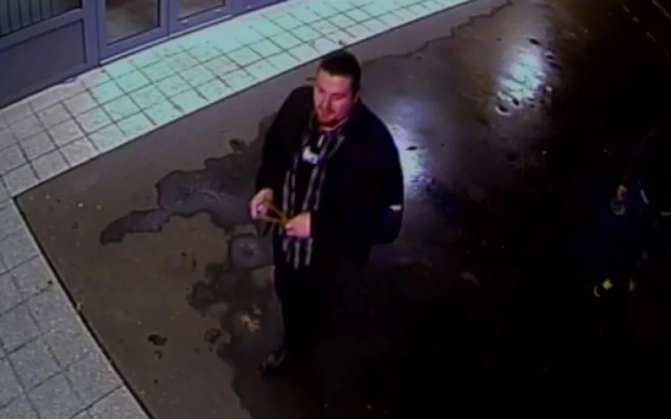 VIDEO: Dva muži rozbili prakem výlohu obchodní galerie, škoda je skoro sto tisíc