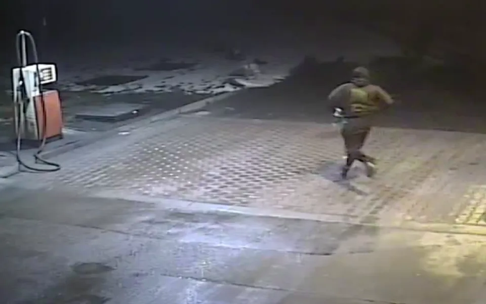 VIDEO: Muž vyloupil benzínku, obsluze mával před obličejem pistolí. Policie už našla jeho oblečení