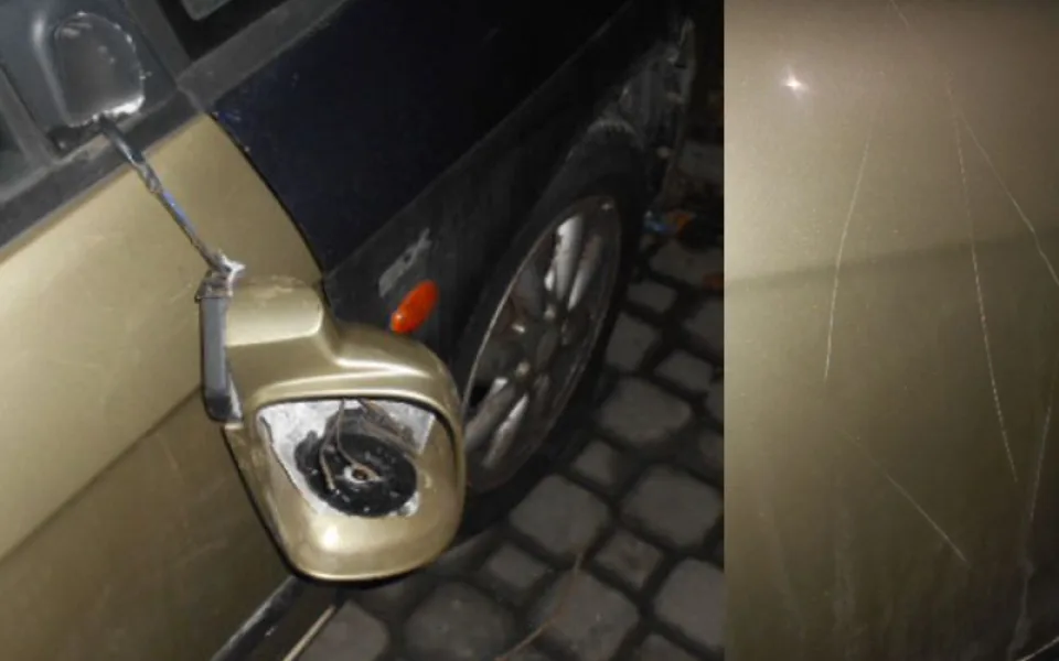 Skupinka výrostků v Olomouci demolovala auto, propíchali pneumatiky a na dveře vyryli kosočtverec