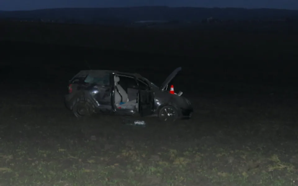 Mladá řidička nezvládla jízdu autem, po kotrmelci s ním skončila v poli