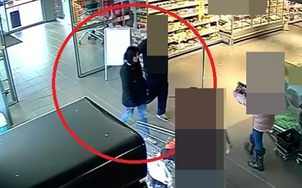 VIDEO: Policie pátrá po ženě, která ukradla muži peněženku a pak platila jeho kartou