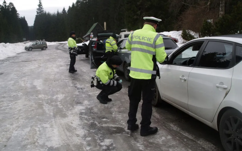 Námraza nebo led na autě? Policisté kontrolovali, zda řidiči neohrožují bezpečnost provozu