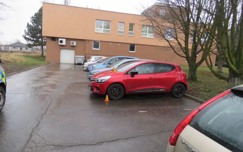 Policisté hledají řidiče, který na parkovišti ťukl auto a odjel