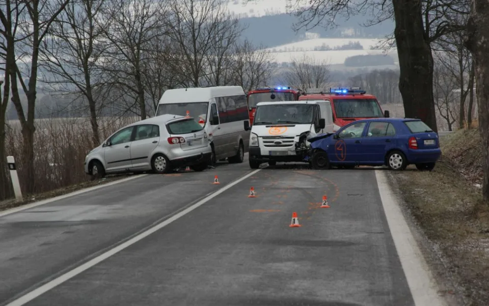 Sedm lidí bylo zraněno při hromadné nehodě minibusu a tří aut