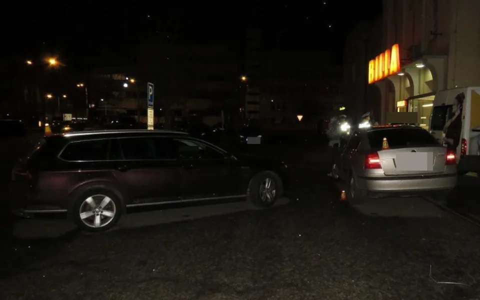 Hledají se svědci nedělní nehody u Billy. Řidič měl přejet nohu muži, který chtěl řešit předchozí srážku