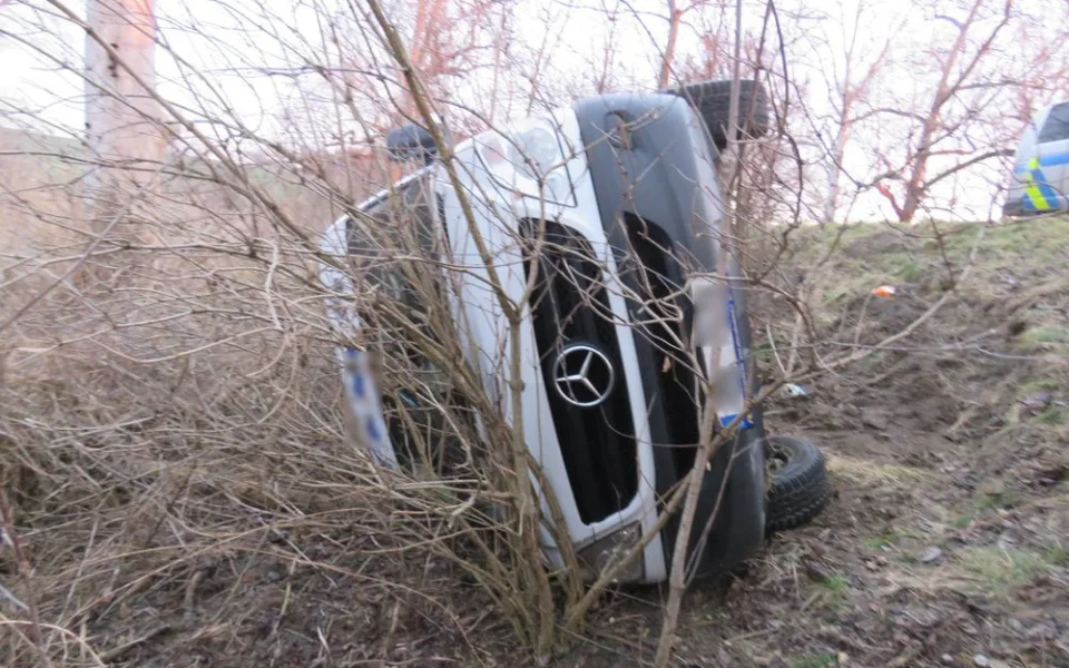 Na silnici někomu vypadl kus železa, řidič dodávky na něj najel a skončil v příkopu