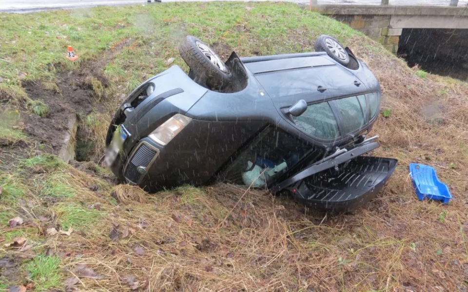 Řidič jel příliš rychle a převrátil auto na bok. S manželkou a dvěma dětmi byl převezen do nemocnice
