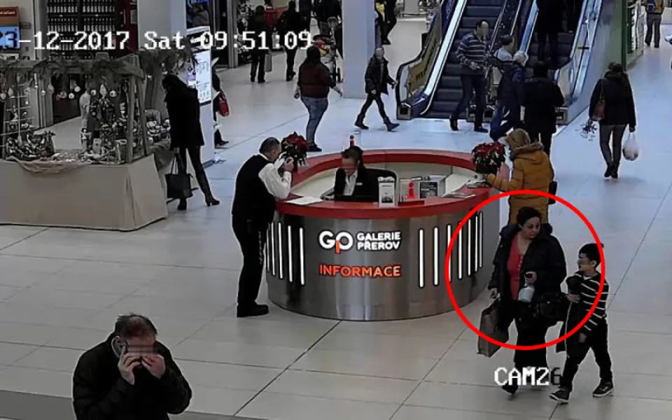 Policie hledá ženu, jejíž identifikace může pomoci vypátrat zloděje mobilního telefonu