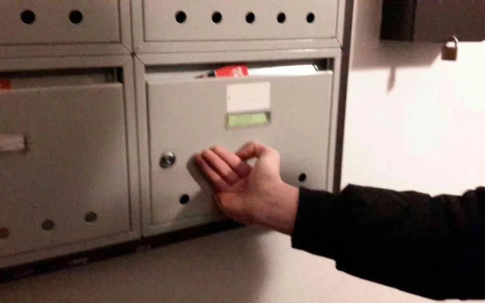 Mladík strčil prst do díry v poštovní schránce, museli ho vystříhat hasiči