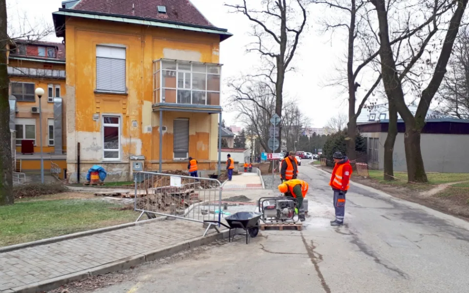 V areálu Fakultní nemocnice vznikne nový chodník, povede kolem porodnicko-gynekologické kliniky
