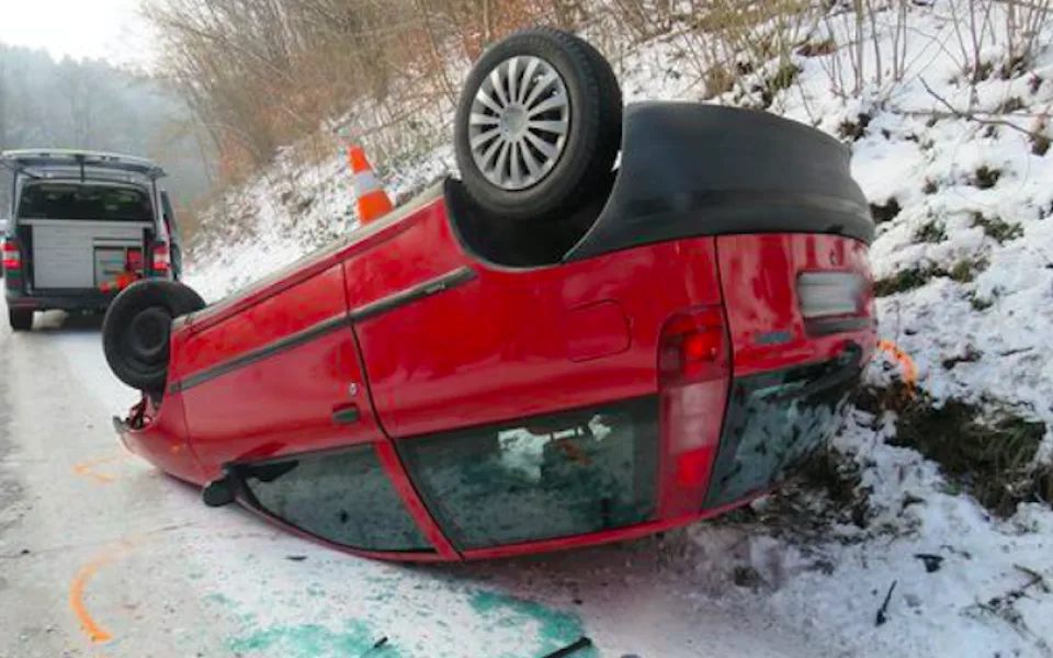 Auto skončilo po smyku na střeše, jeho osmasedmdesátiletý řidič se zranil