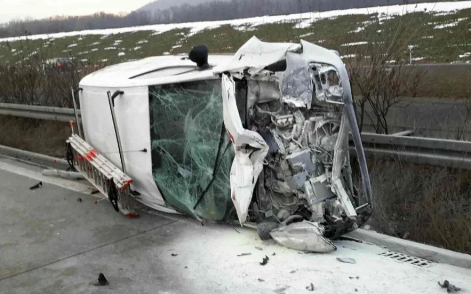 Nehoda dvou aut včera uzavřela dálnici ve směru z Olomouce na Ostravu