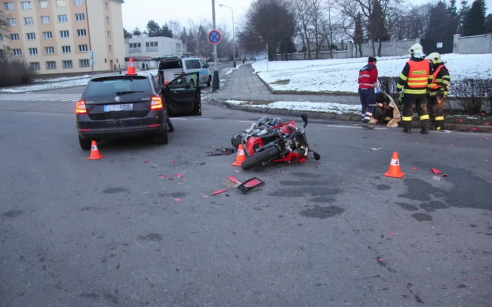 Řidička přehlédla motocyklistu, který jel po hlavní. Skončil v nemocnici