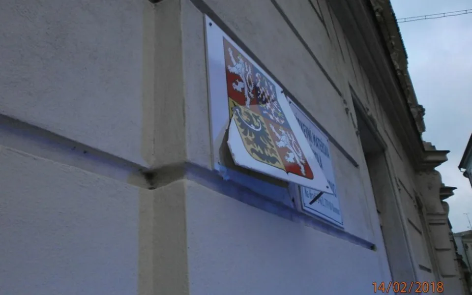 Vandal poničil státní znak na budově mateřské školy Na Hradě v Olomouci