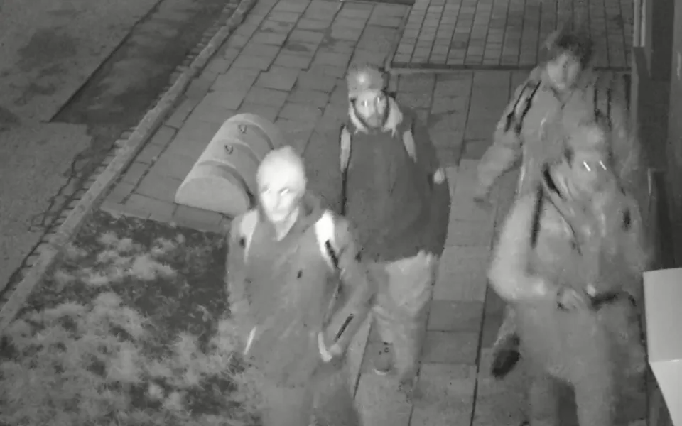 VIDEO: Policie hledá mladíka, který za přítomnosti své party pokreslil informační kiosek