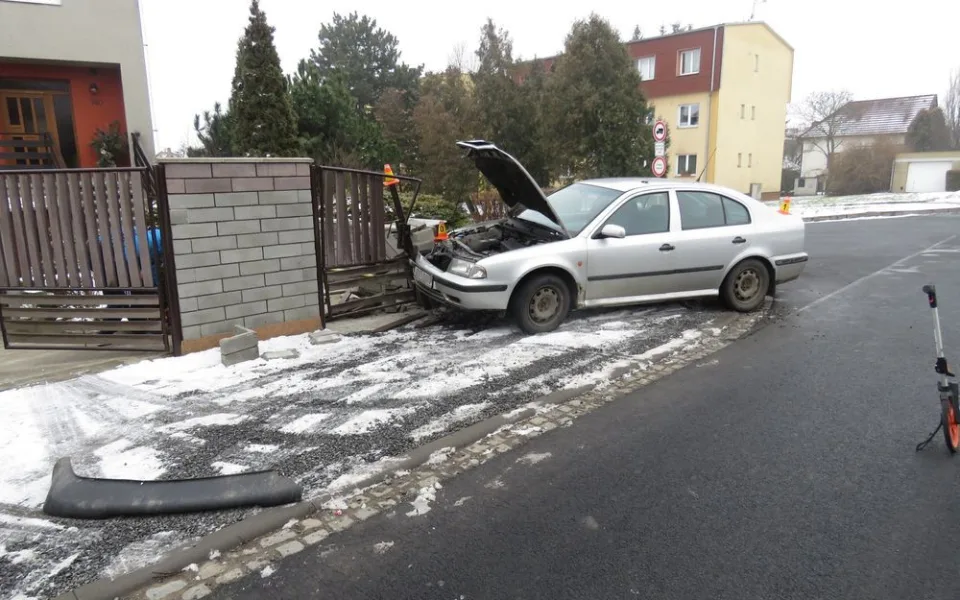 Opilý řidič zpanikařil, když policisté před ním rozsvítili majáky. Strhl řízení a skončil v oplocení domu