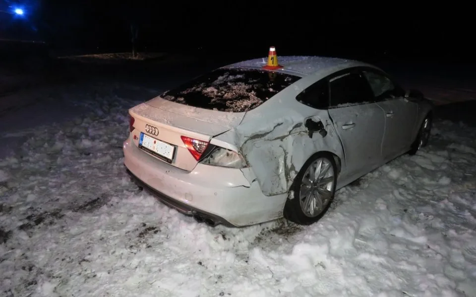 Dvacetiletá řidička jela moc rychle, dostala smyk a po nárazu do stromu skončila s autem v poli