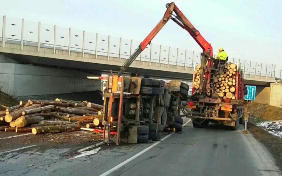 FOTO: Na sjezdu z dálnice D48 u Bělotína se vysypaly klády z kamionu, kompletně zablokovaly cestu