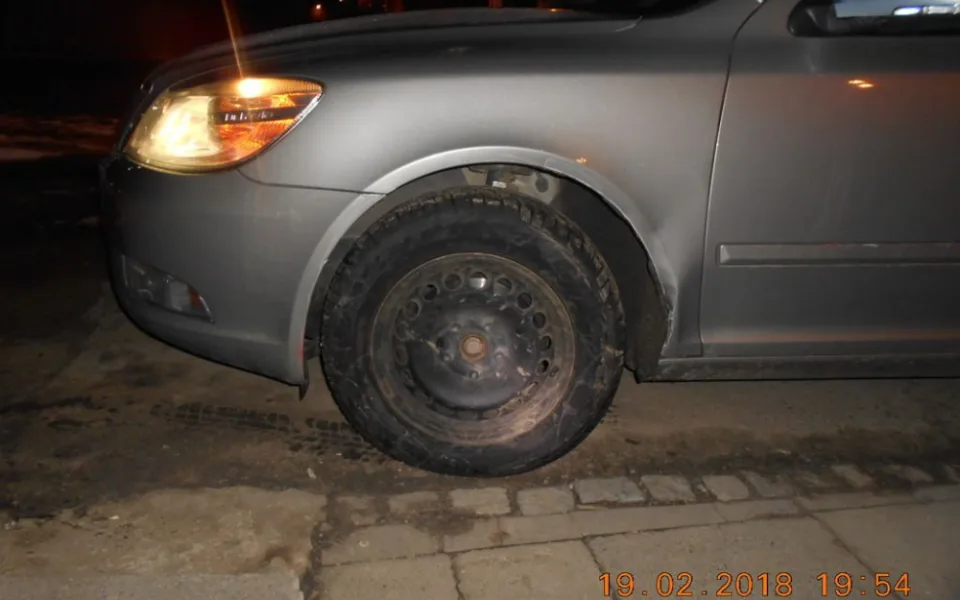 Řidička se na Hněvotínské rozjela s botičkou na autě, policistům řekla, že si jí nevšimla