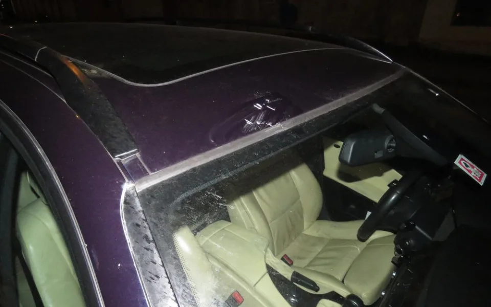 Řidič projížděl pod mostem, na čelní sklo mu spadl kus betonu