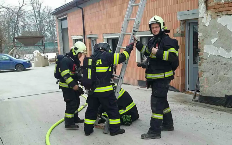 Hasiči vyjížděli do Bělkovic k požáru zásobníku s pilinami