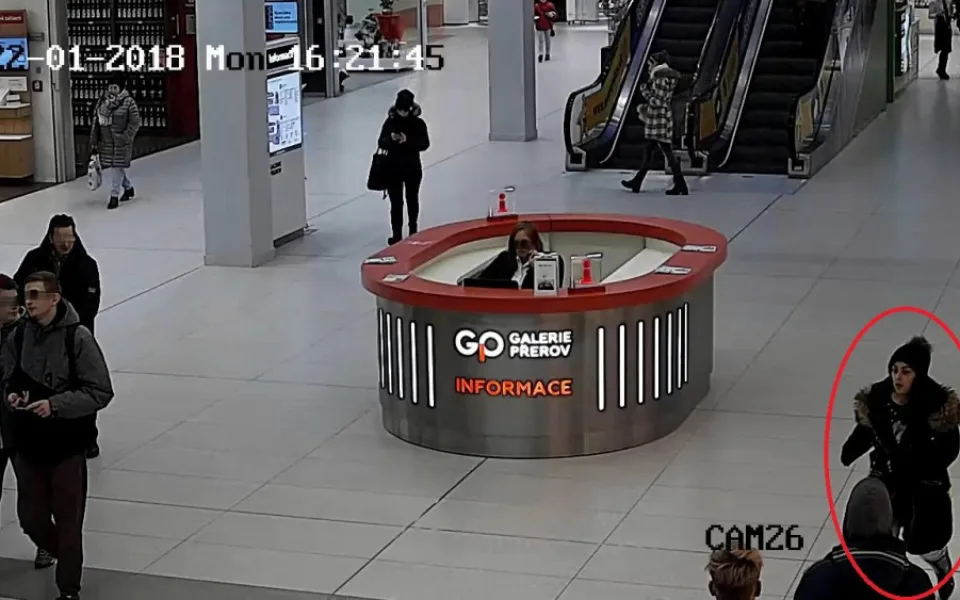 Policie hledá tuto ženu, může pomoci objasnit případ krádeže peněženky