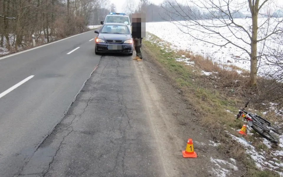Řidič nákladního auta při předjíždění srazil cyklistku a ujel, pomozte policii v pátrání