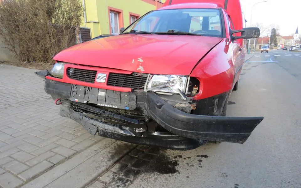 Řidič dostal uprostřed obce mikrospánek, zastavit se mu podařilo až po několika desítkách metrů