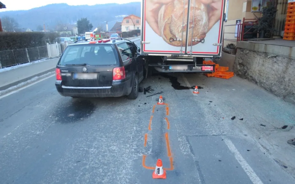 Muž vykládal pečivo z dodávky, zezadu do ní narazil projíždějící Volkswagen