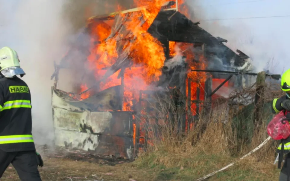 VIDEO: Chatka na Nových Sadech lehla popelem. Při požáru se zranila žena