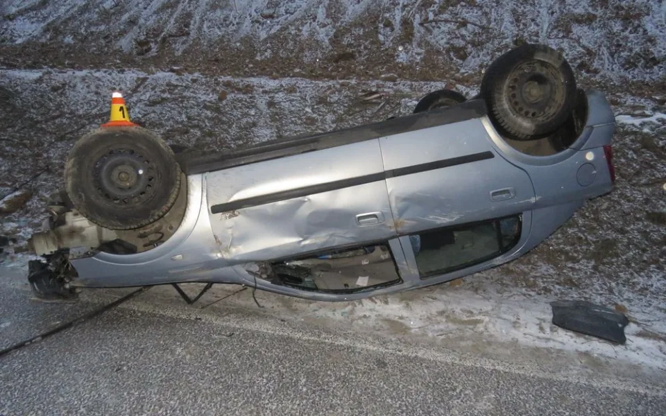 Třiapadesátiletá řidička převrátila auto na střechu, do nemocnice ji transportoval vrtulník