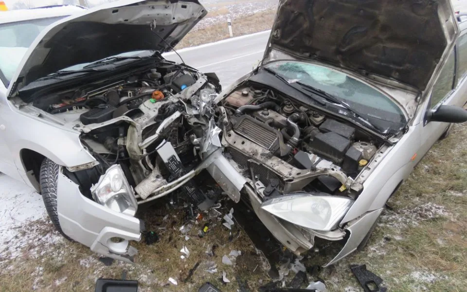 Pětadvacetiletý řidič čelně narazil do protijedoucího auta. Seniorka, která v něm seděla, je v nemocnici