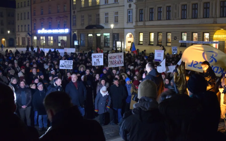 FOTO: Asi tisícovka lidí protestovala v Olomouci proti Babišovi i "komunistické mlátičce" Ondráčkovi
