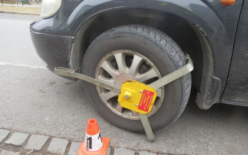 Řidič nevěnoval pozornost botičce připevněné na kole svého auta a s vozidlem se rozjel