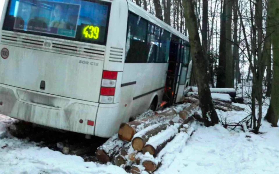 U Laškova se na zledovatělé cestě střetl autobus s dodávkou. Cestující zůstali v autobusu uvězněni