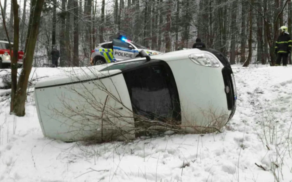 Dvě jednotky hasičů zaměstnala nehoda převrácené dodávky u Branné
